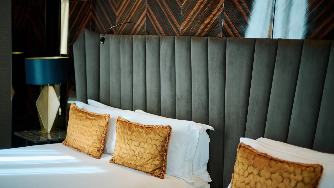 1-u-visionary-roma-camera