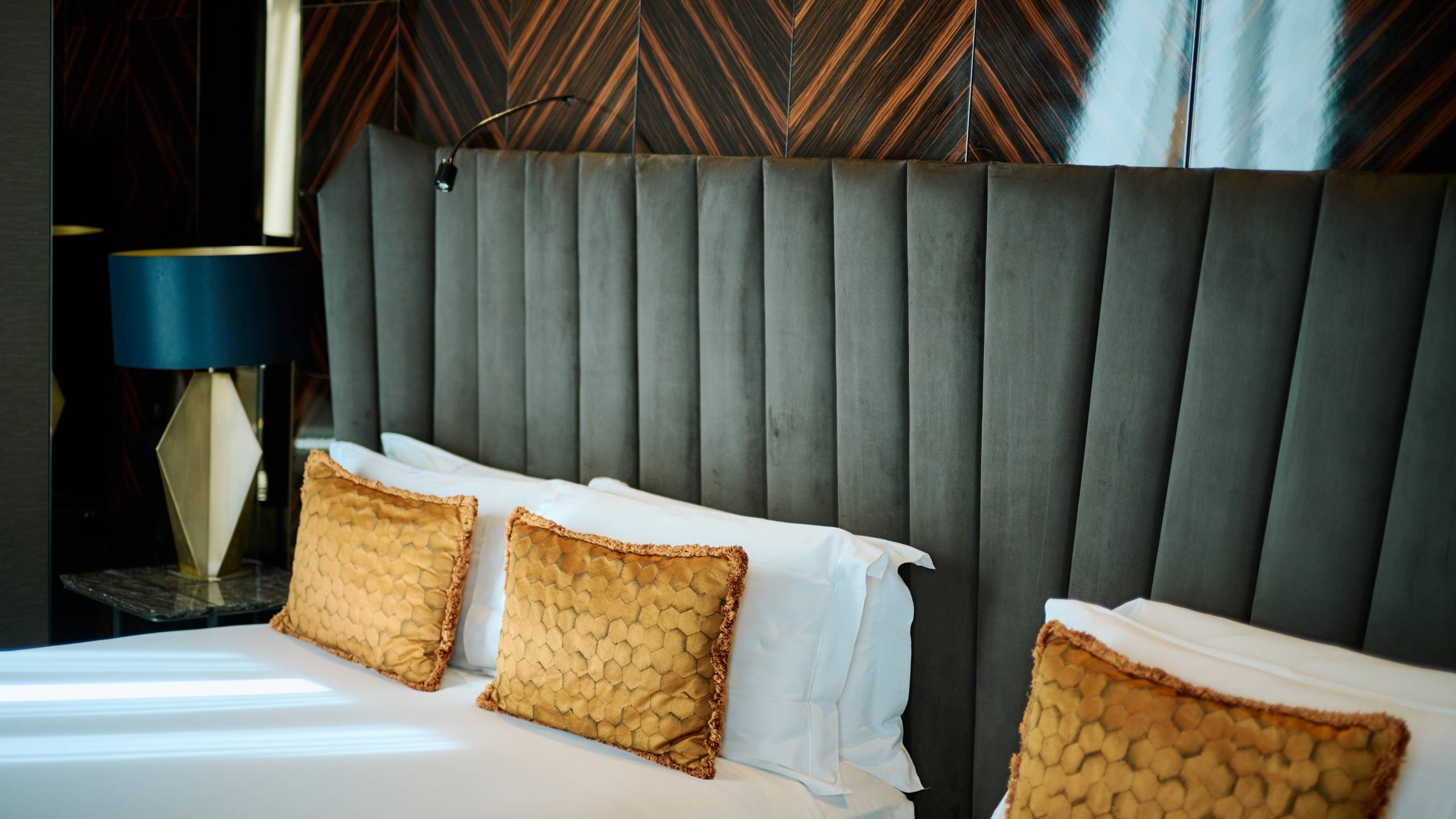 1-u-visionary-roma-camera